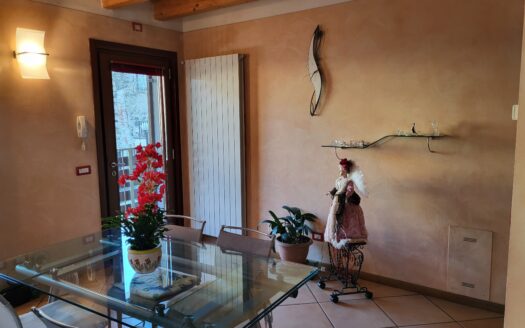 COSTA VOLPINO (BG) FRAZ. CORTI VENDESI NUDA PROPRIETA’ DI APPARTAMENTO CON BOX DOPPIO.