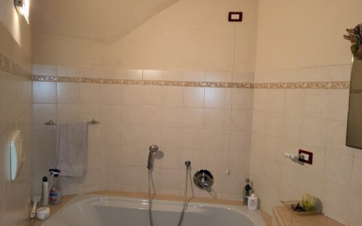 COSTA VOLPINO (BG) FRAZ. CORTI VENDESI NUDA PROPRIETA’ DI APPARTAMENTO CON BOX DOPPIO.