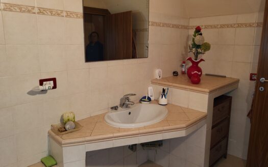 COSTA VOLPINO (BG) FRAZ. CORTI VENDESI NUDA PROPRIETA’ DI APPARTAMENTO CON BOX DOPPIO.