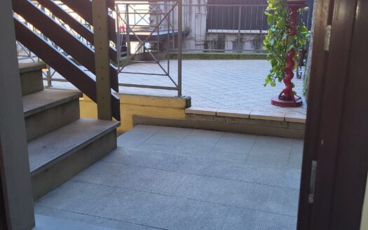 COSTA VOLPINO (BG) FRAZ. CORTI VENDESI NUDA PROPRIETA’ DI APPARTAMENTO CON BOX DOPPIO.