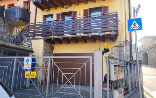 COSTA VOLPINO (BG) FRAZ. CORTI VENDESI NUDA PROPRIETA’ DI APPARTAMENTO CON BOX DOPPIO.