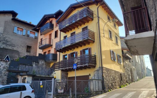 COSTA VOLPINO (BG) FRAZ. CORTI VENDESI NUDA PROPRIETA’ DI APPARTAMENTO CON BOX DOPPIO.