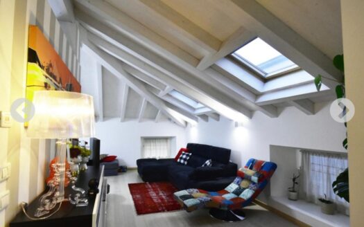 PISOGNE (BS) -ZONA CENTRALE CON VISTA LAGO- VENDESI TRILOCALE MANSARDATO.