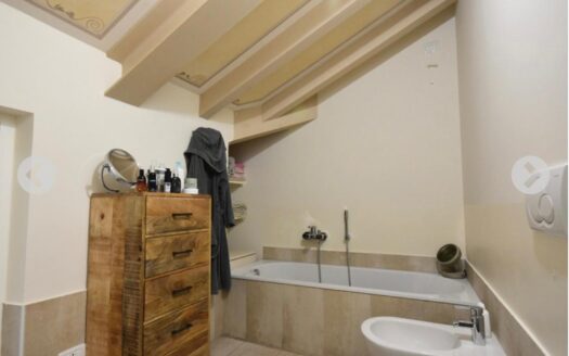 PISOGNE (BS) -ZONA CENTRALE CON VISTA LAGO- VENDESI TRILOCALE MANSARDATO.