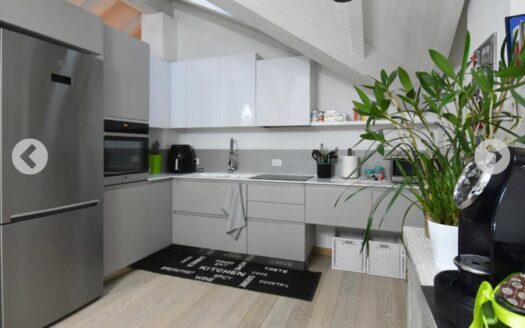 PISOGNE (BS) -ZONA CENTRALE CON VISTA LAGO- VENDESI TRILOCALE MANSARDATO.