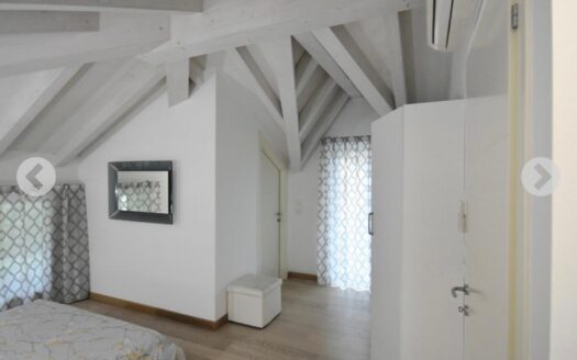 PISOGNE (BS) -ZONA CENTRALE CON VISTA LAGO- VENDESI TRILOCALE MANSARDATO.