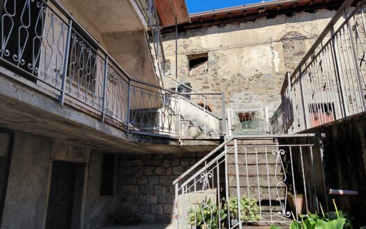 PIAN CAMUNO (BS) FRAZ. VISSONE VENDESI PORZIONE DI FABBRICATO TERRA-CIELO.