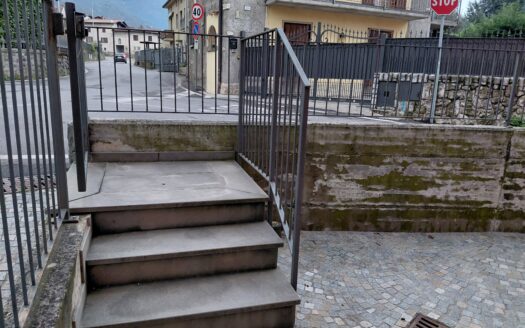 ARTOGNE (BS) VENDESI BILOCALE CON BOX E CANTINA.