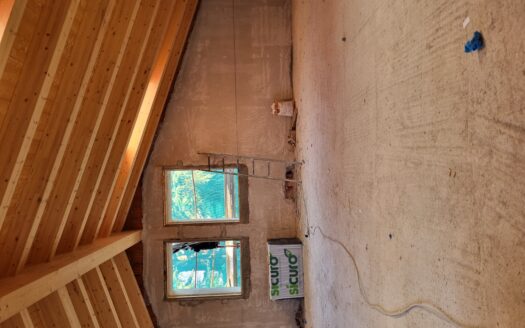 COSTA VOLPINO (BG) VENDESI NUOVO TRILOCALE CON TRAVI A VISTA.