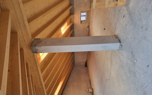 COSTA VOLPINO (BG) VENDESI NUOVO TRILOCALE CON TRAVI A VISTA.