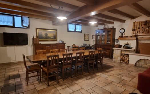 PISOGNE (BS) fraz. GRATACASOLO VILLA SINGOLA CON PISCINA