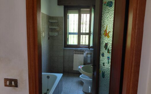 SOVERE (BG) VENDESI AMPIO TRILOCALE CON TAVERNA E BOX.