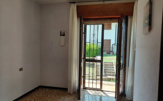 SOVERE (BG) VENDESI AMPIO TRILOCALE CON TAVERNA E BOX.