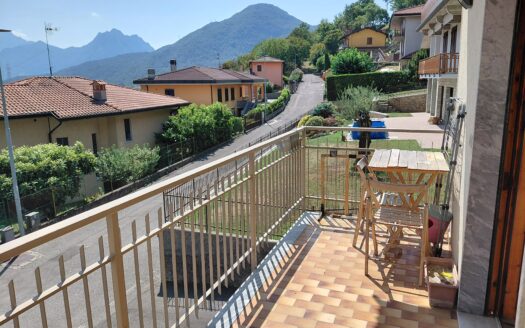 SOVERE (BG) VENDESI AMPIO TRILOCALE CON TAVERNA E BOX.